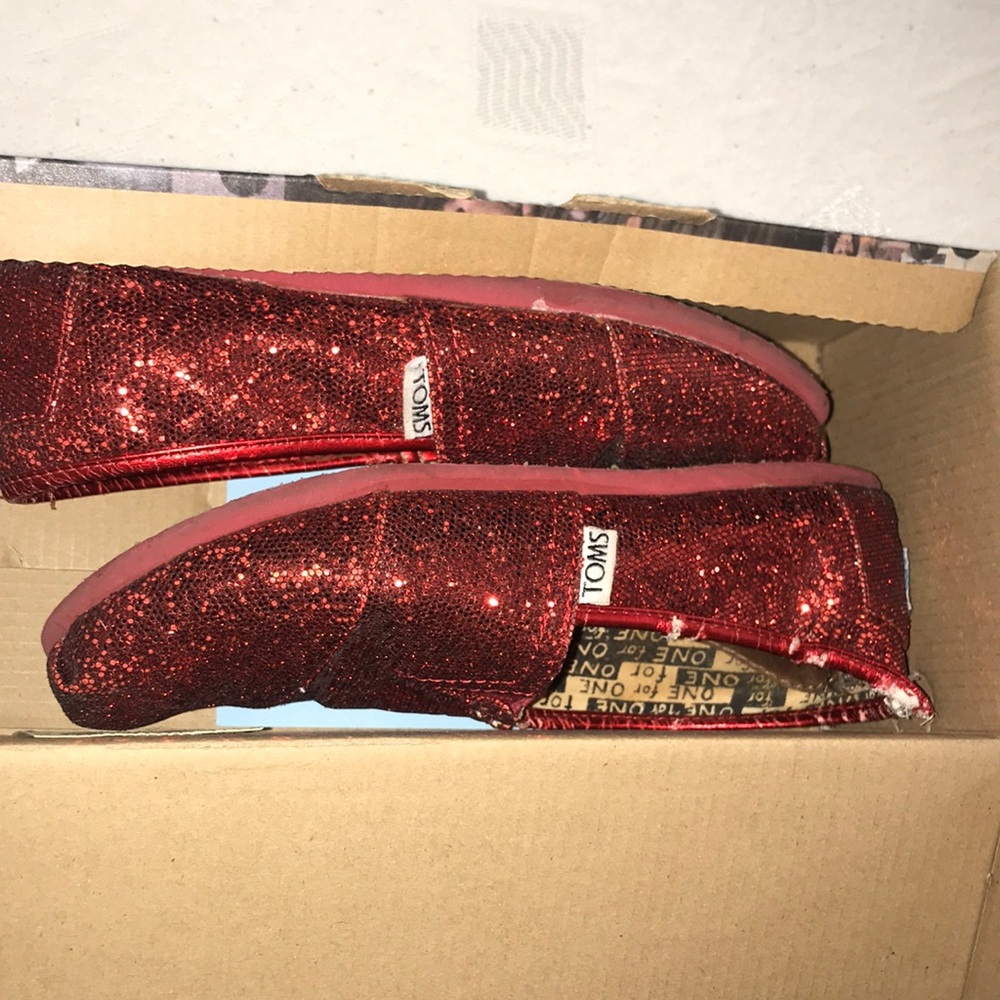 Red glittery toms